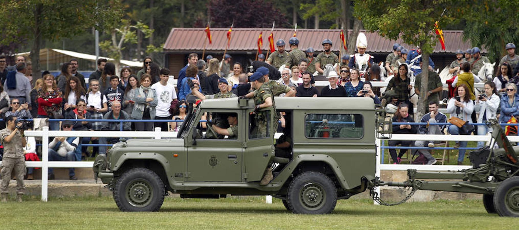 La exhibición protagonizada por la Guardia Real con sus caballos ha despertado el interés de los logroñeses, quienes han acudido a la Hípica Militar para presenciarla en un número aproximado al millar, entre ellas la alcaldesa de Logroño, Concepción Gamarra.