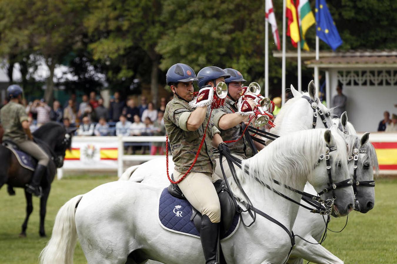 La exhibición protagonizada por la Guardia Real con sus caballos ha despertado el interés de los logroñeses, quienes han acudido a la Hípica Militar para presenciarla en un número aproximado al millar, entre ellas la alcaldesa de Logroño, Concepción Gamarra.