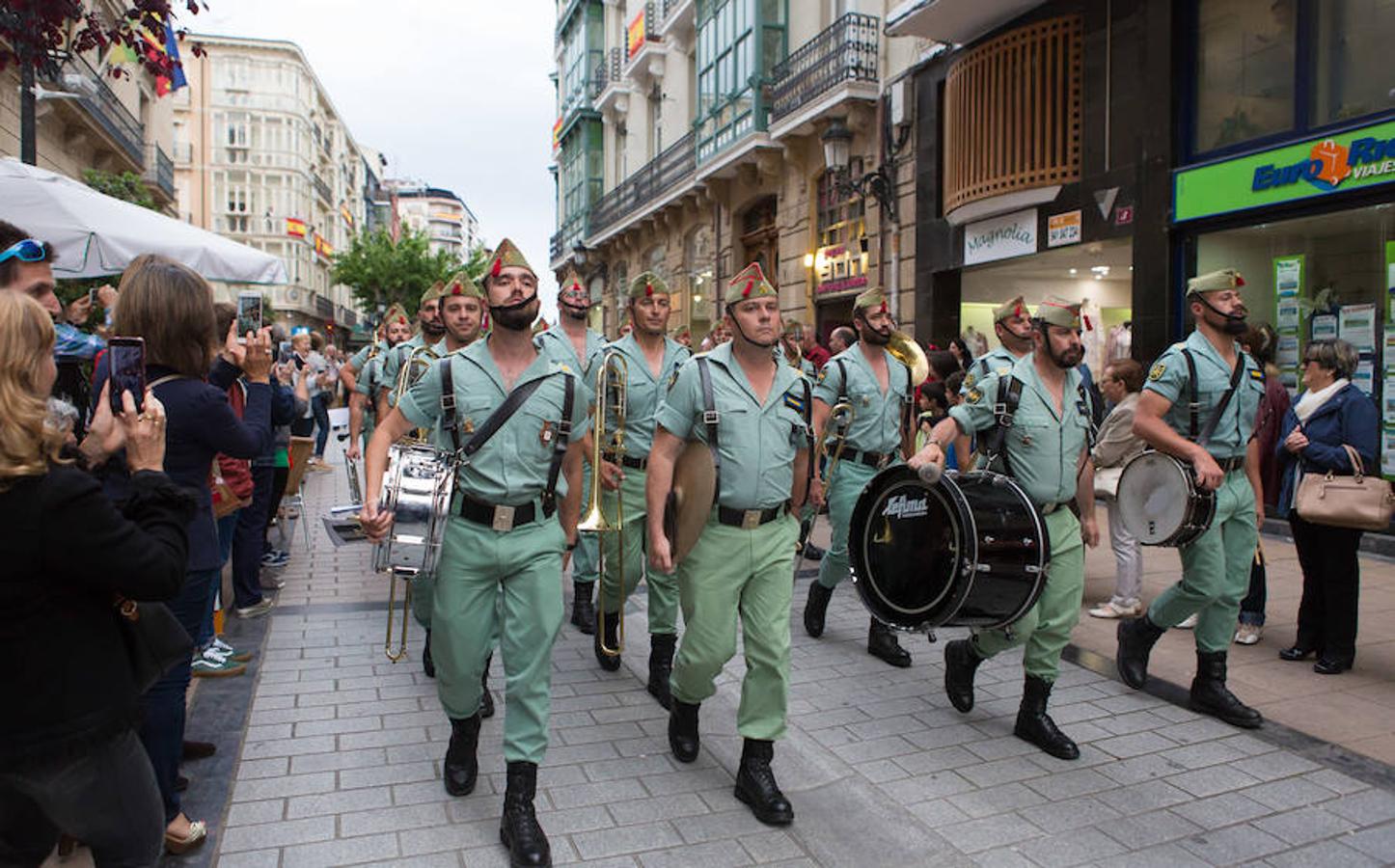 Toque de retreta de la Legión. Los músicos han desfilado por las calles de Logroño con motivo del izado de la bandera en el Ayuntamiento. Su presencia y su ritmo no han dejado a nadie indiferente.