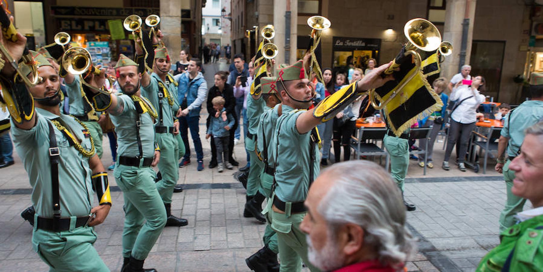 Toque de retreta de la Legión. Los músicos han desfilado por las calles de Logroño con motivo del izado de la bandera en el Ayuntamiento. Su presencia y su ritmo no han dejado a nadie indiferente.