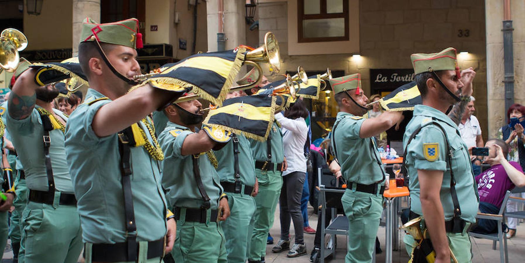 Toque de retreta de la Legión. Los músicos han desfilado por las calles de Logroño con motivo del izado de la bandera en el Ayuntamiento. Su presencia y su ritmo no han dejado a nadie indiferente.