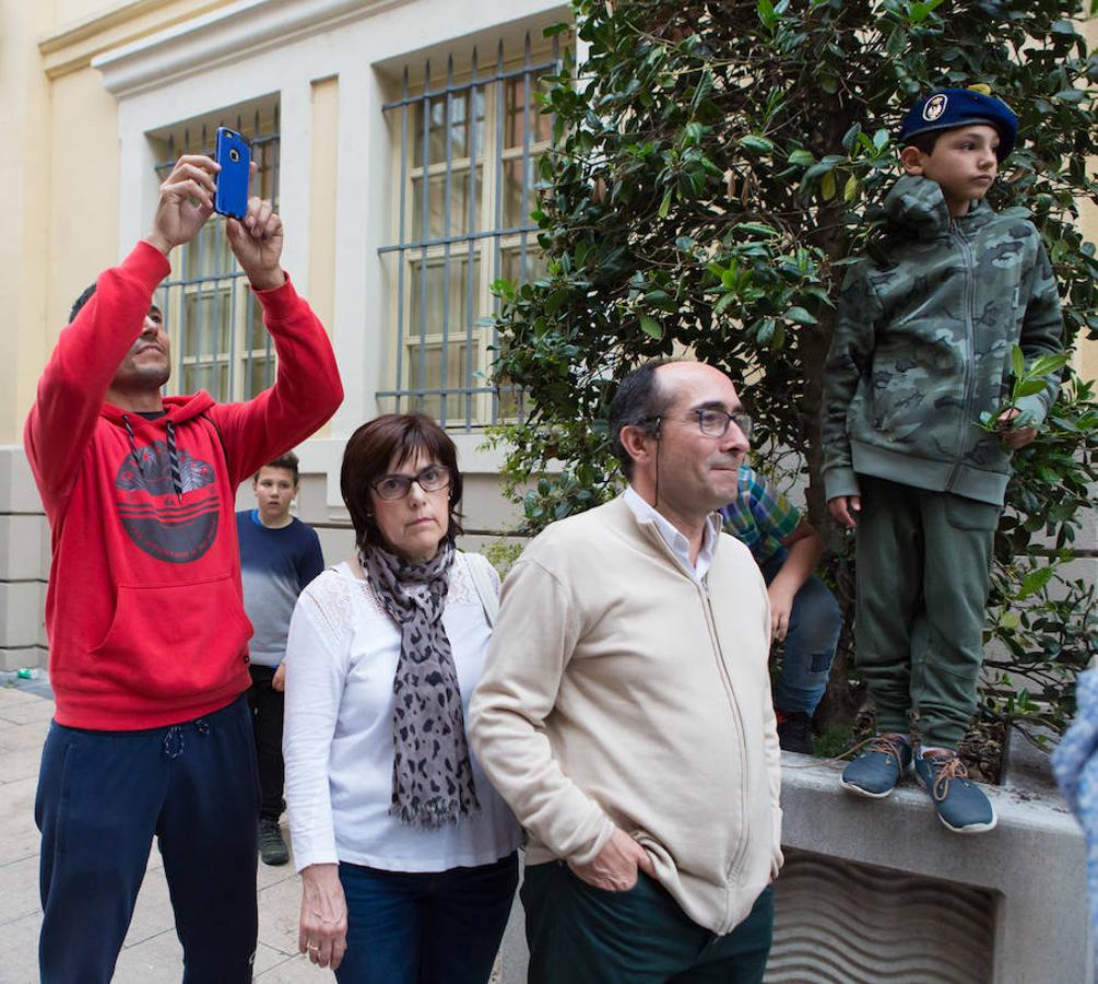 Toque de retreta de la Legión. Los músicos han desfilado por las calles de Logroño con motivo del izado de la bandera en el Ayuntamiento. Su presencia y su ritmo no han dejado a nadie indiferente.