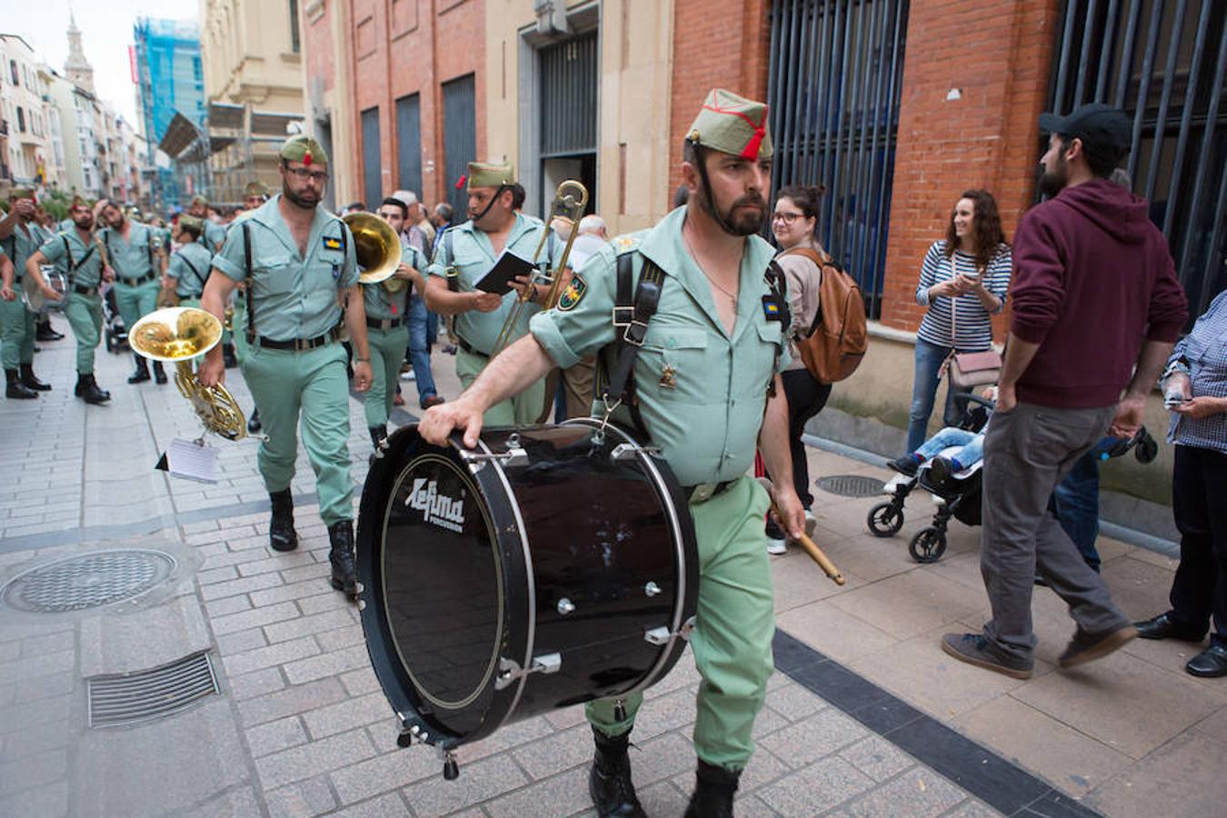 Toque de retreta de la Legión. Los músicos han desfilado por las calles de Logroño con motivo del izado de la bandera en el Ayuntamiento. Su presencia y su ritmo no han dejado a nadie indiferente.