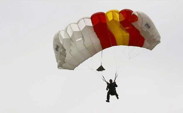Un paracaidista toma tierra en las instalaciones de la Hípica Militar. 
