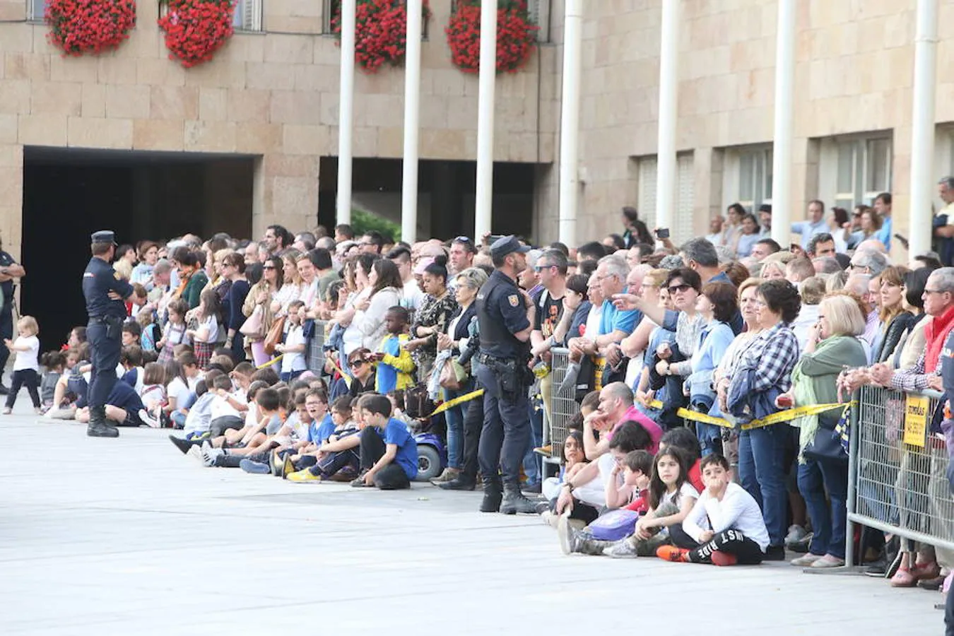 El izado solemne de la Bandera Nacional y un festival militar, en la plaza del Ayuntamiento de Logroño, ha servido de antesala de la celebración del 'Día de las Fuerzas Armadas, en la que un desfile, a las 12,00 horas, presidido por los Reyes de España, Felipe VI y Letizia, por la calle Vara de Rey, será el acto central de esta conmemoración.