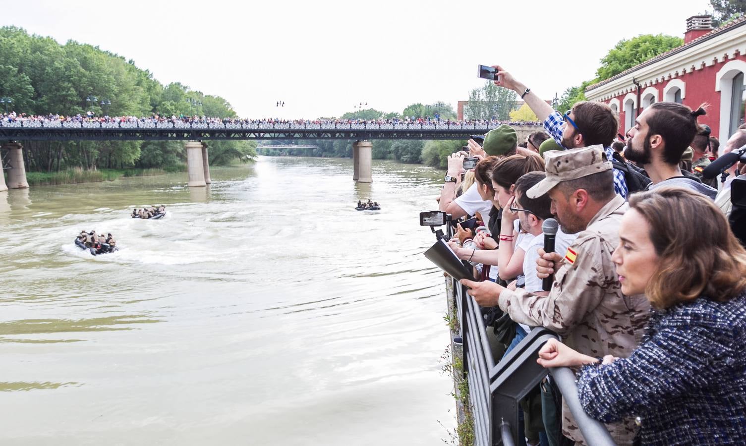 Gran éxito de púlbico en la demostración de salto paracaidista y simulación 'personal recovery' en el Ebro, Además, cientos de personas pudieron ver de cerca e incluso subirse a los vehículos militares instalados en el aparcamiento de Valbuena. 