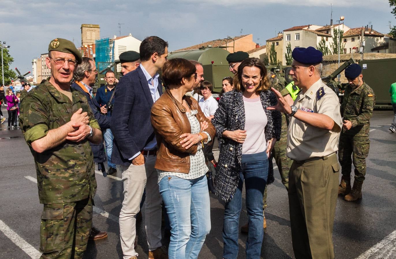 Gran éxito de púlbico en la demostración de salto paracaidista y simulación 'personal recovery' en el Ebro, Además, cientos de personas pudieron ver de cerca e incluso subirse a los vehículos militares instalados en el aparcamiento de Valbuena. 