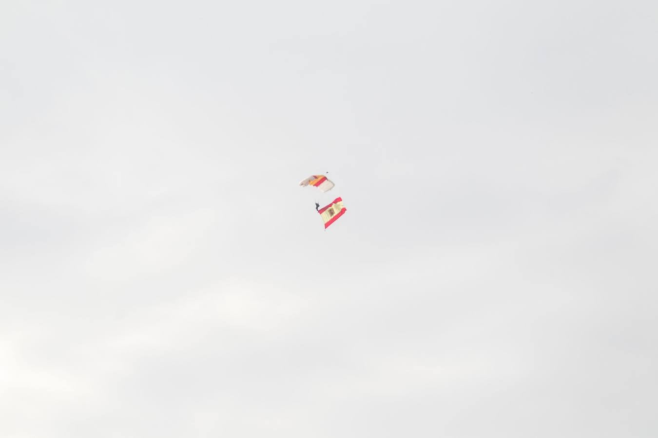 Gran éxito de púlbico en la demostración de salto paracaidista y simulación 'personal recovery' en el Ebro, Además, cientos de personas pudieron ver de cerca e incluso subirse a los vehículos militares instalados en el aparcamiento de Valbuena. 