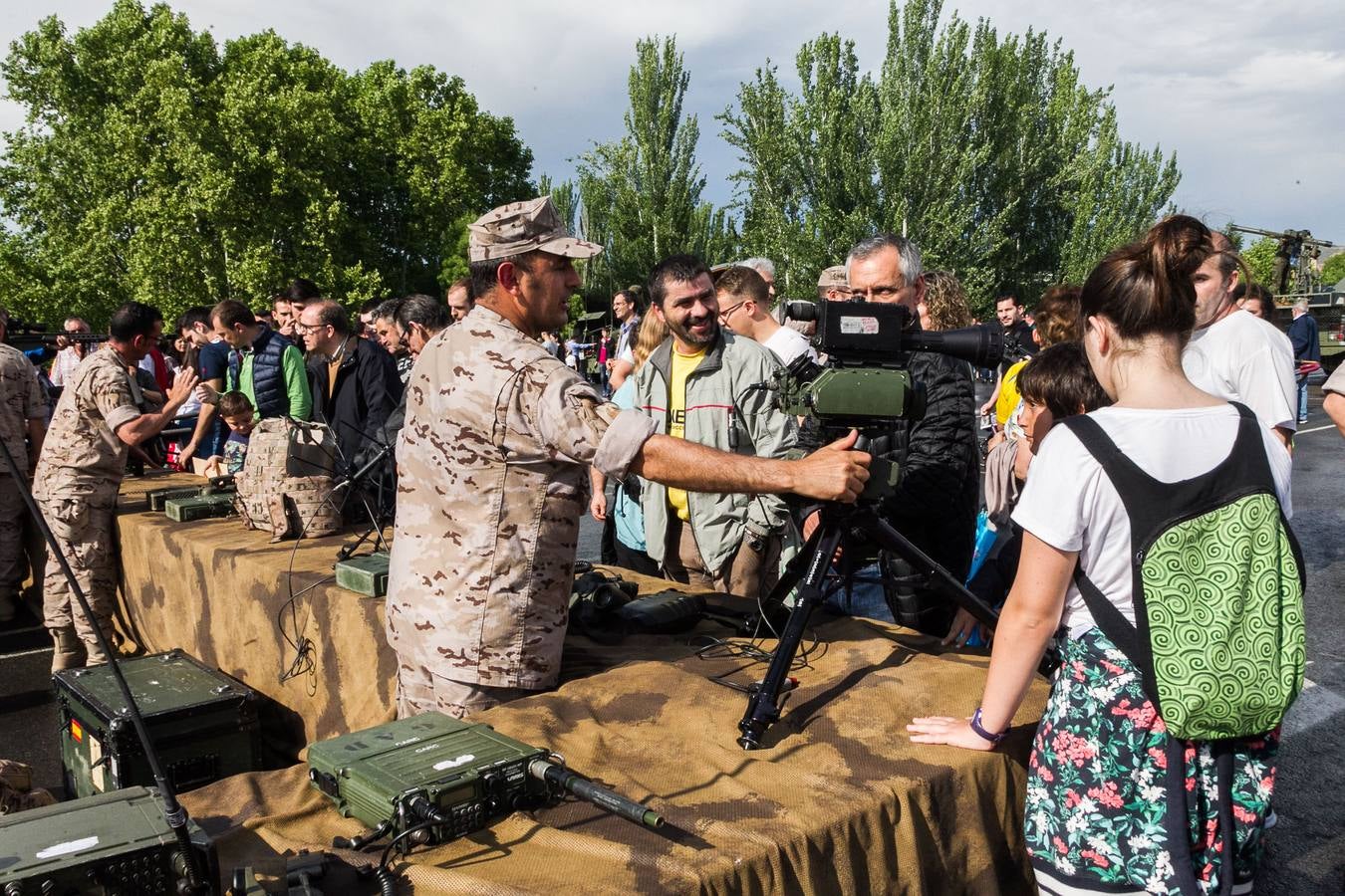 Gran éxito de púlbico en la demostración de salto paracaidista y simulación 'personal recovery' en el Ebro, Además, cientos de personas pudieron ver de cerca e incluso subirse a los vehículos militares instalados en el aparcamiento de Valbuena. 