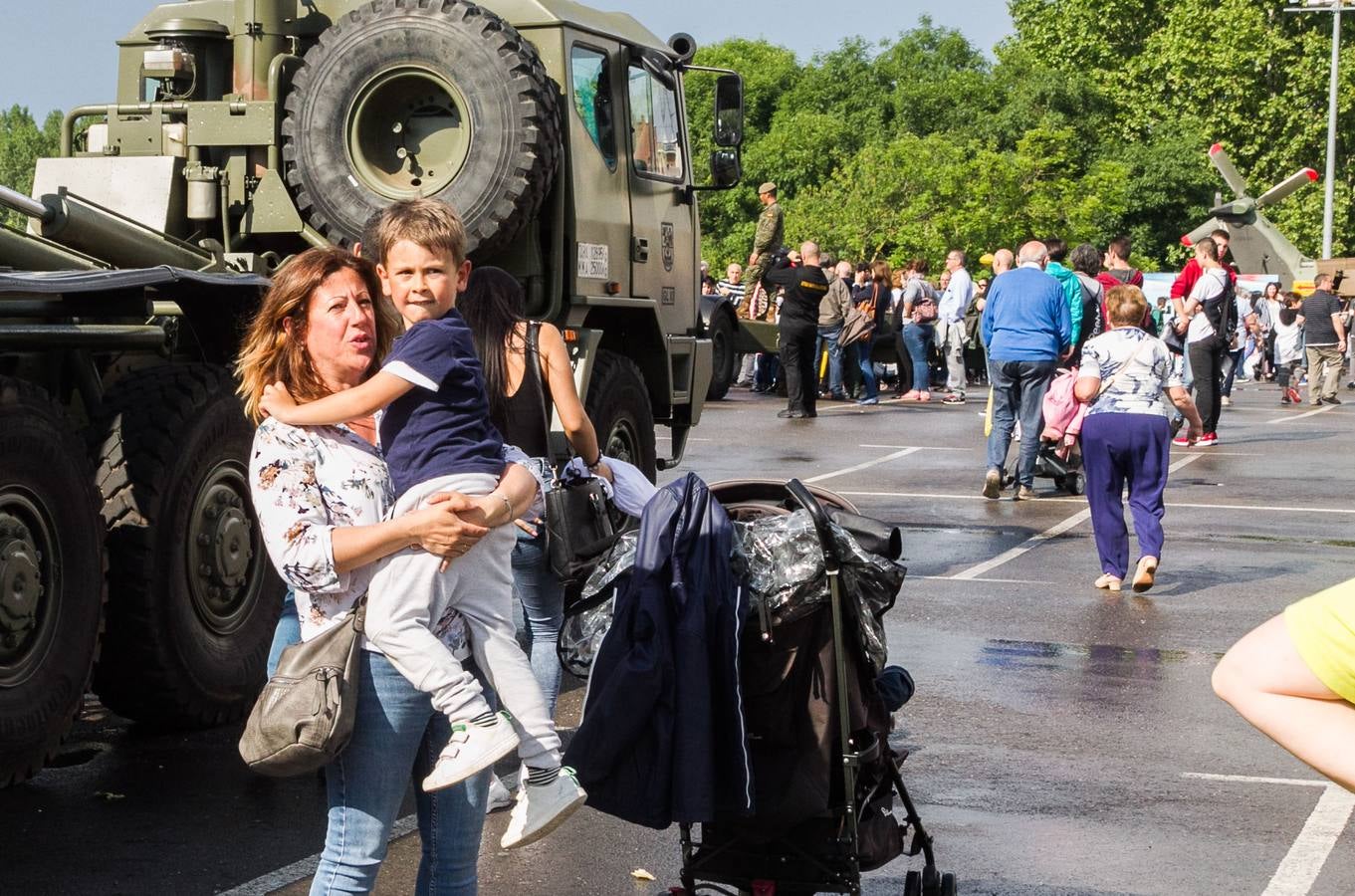 Gran éxito de púlbico en la demostración de salto paracaidista y simulación 'personal recovery' en el Ebro, Además, cientos de personas pudieron ver de cerca e incluso subirse a los vehículos militares instalados en el aparcamiento de Valbuena. 