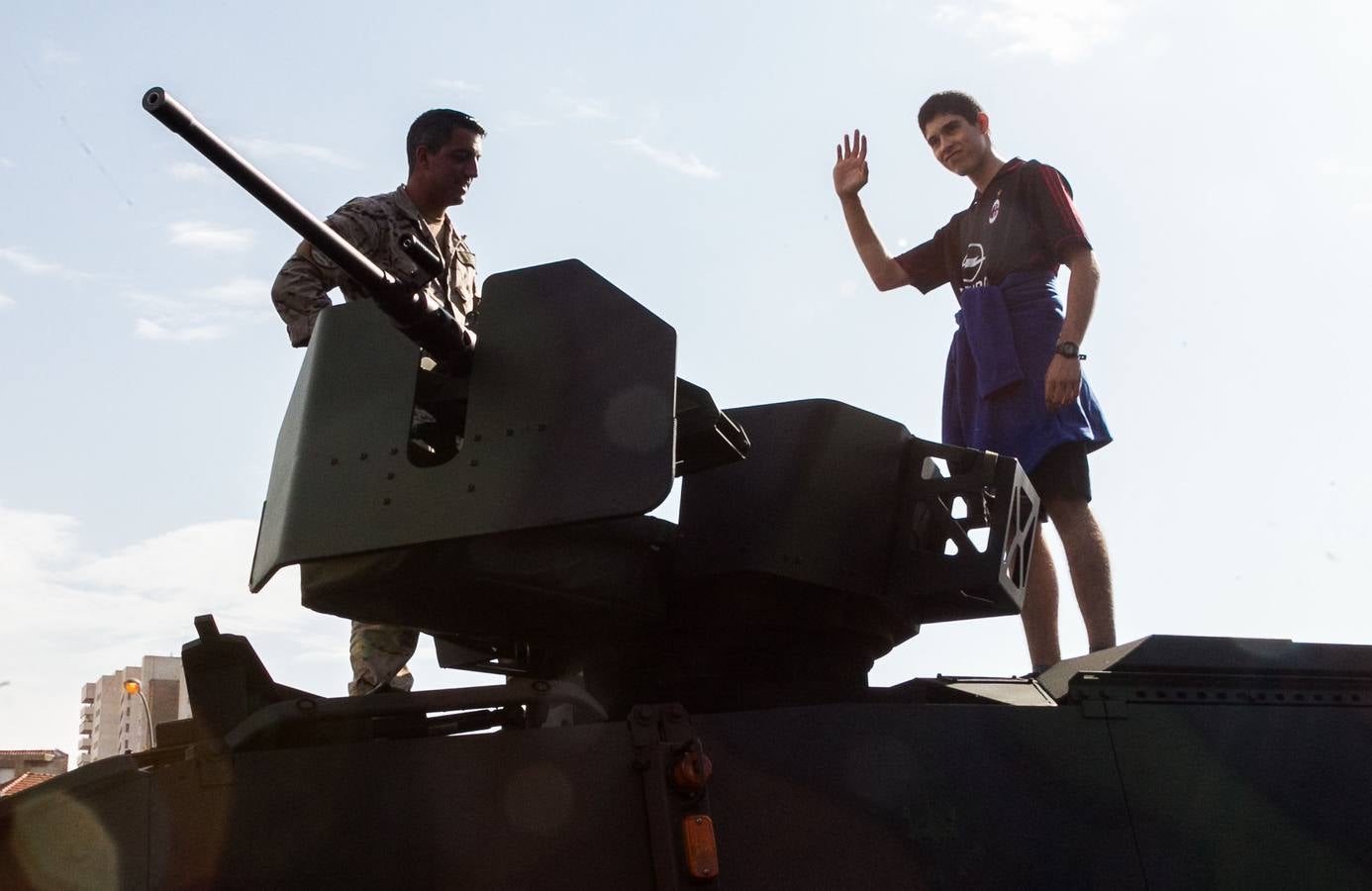 Gran éxito de púlbico en la demostración de salto paracaidista y simulación 'personal recovery' en el Ebro, Además, cientos de personas pudieron ver de cerca e incluso subirse a los vehículos militares instalados en el aparcamiento de Valbuena. 
