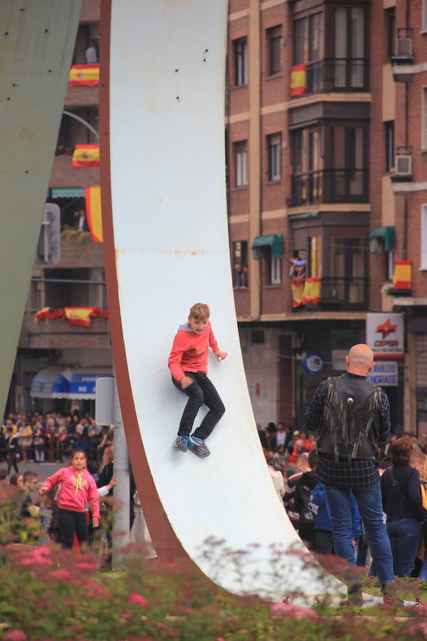 Tan contentos en Logroño con el desfile de las Fuerzas Armadas como contentos tienen que estar a la inversa por la magnífica respuesta del público. La respuesta no pudo ser más contundente porque las calles se abarrotaron desde primera hora.