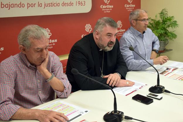Lleyda, Escribano y Meléndez, durante la rueda de prensa que ofrecieron ayer en la sede de Cáritas. :: miguel herreros
