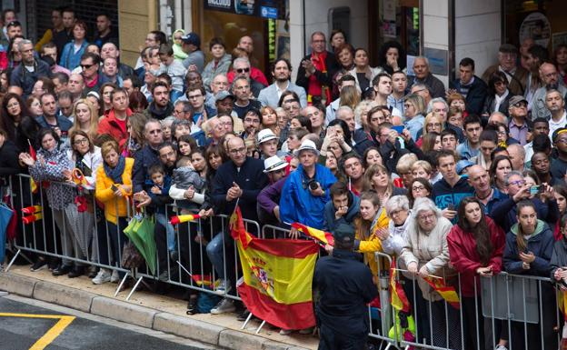 Calles repletas para ver el desfile