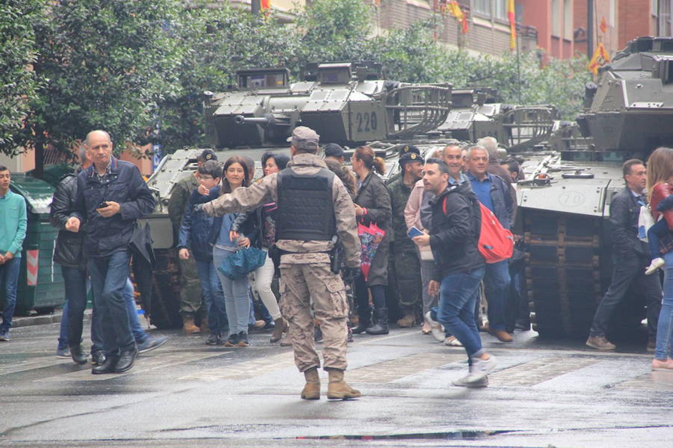 Tan contentos en Logroño con el desfile de las Fuerzas Armadas como contentos tienen que estar a la inversa por la magnífica respuesta del público. La respuesta no pudo ser más contundente porque las calles se abarrotaron desde primera hora.