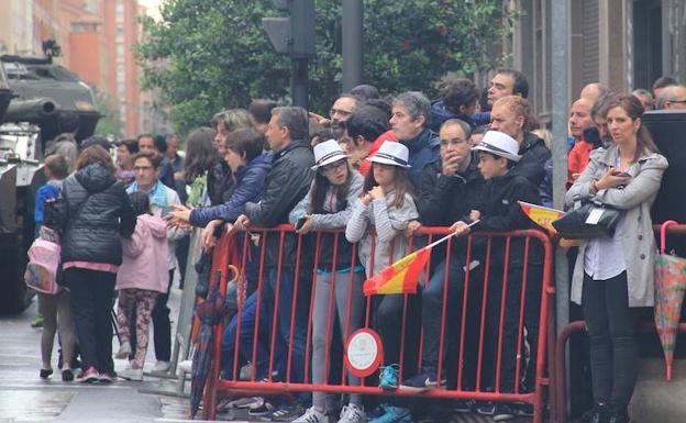 Público colocado para ver el desfile. 