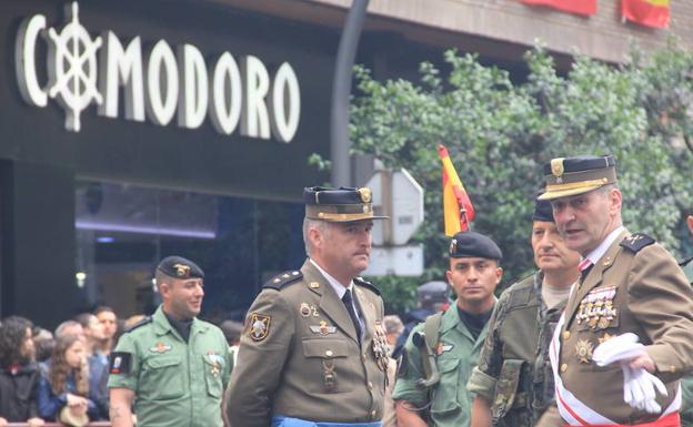 Imagen principal - Mandos militares, Cristina y Aisha y un chaval que hace lo que medio Logroño ha soñado hacer algún día. 