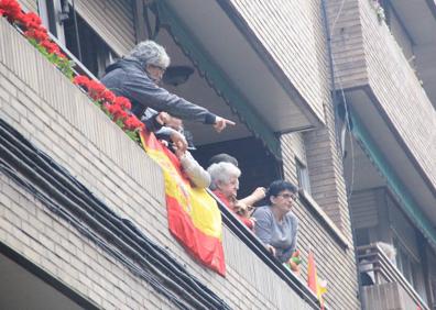 Imagen secundaria 1 - Público en Vara de Rey; Aitor, Vecinos en un balcón y el conductor de un tanque. 