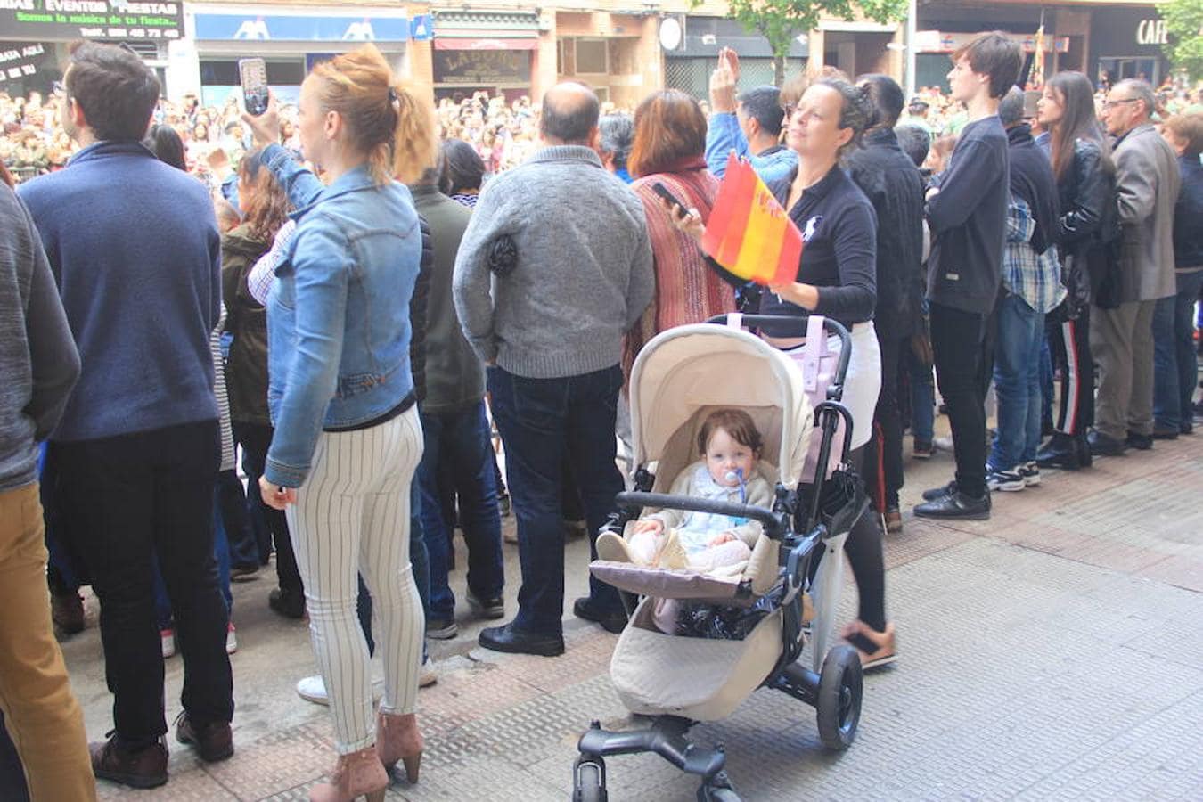 Tan contentos en Logroño con el desfile de las Fuerzas Armadas como contentos tienen que estar a la inversa por la magnífica respuesta del público. La respuesta no pudo ser más contundente porque las calles se abarrotaron desde primera hora.