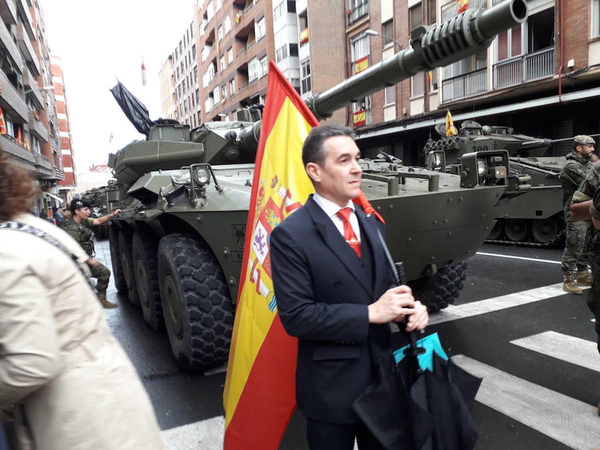 Tan contentos en Logroño con el desfile de las Fuerzas Armadas como contentos tienen que estar a la inversa por la magnífica respuesta del público. La respuesta no pudo ser más contundente porque las calles se abarrotaron desde primera hora.