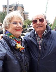 Imagen secundaria 2 - Aitor, Lucía e Ignacio. Público en una esquina de Vara de Rey y Montse y Pedro, felices con el desfile militar. 