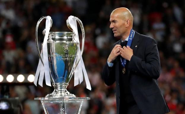 Zinedine Zidane, junto a la decimotercera.