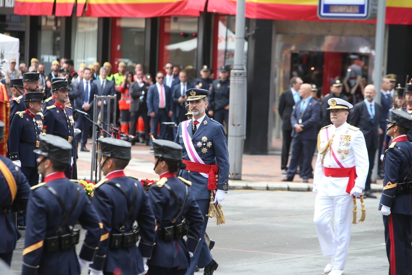 Los Reyes de España presidieron en Logroño el Desfile del Día de las Fuezas Armadas, en el que participaron hasta 2.678 militares.