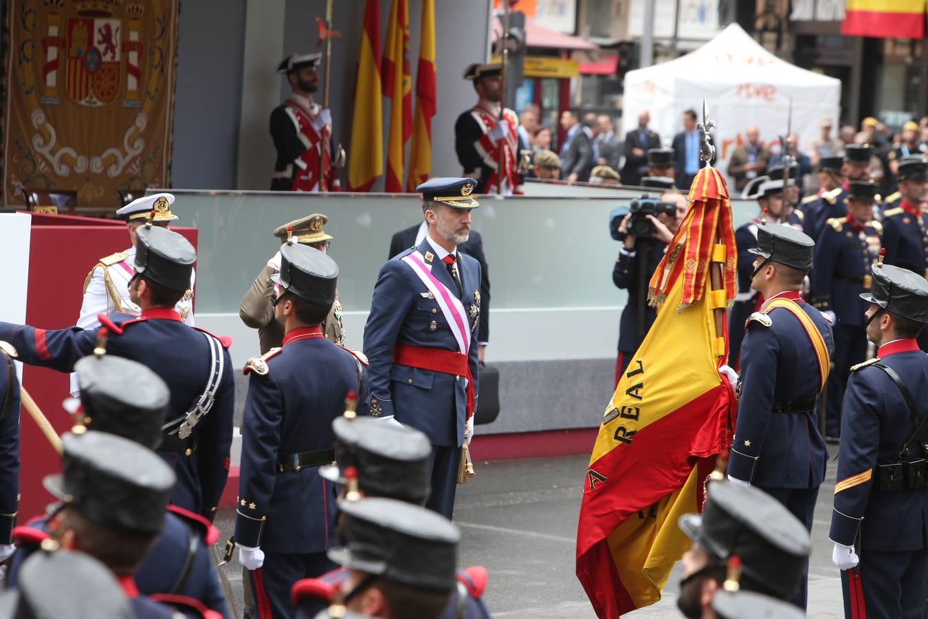 Los Reyes de España presidieron en Logroño el Desfile del Día de las Fuezas Armadas, en el que participaron hasta 2.678 militares.