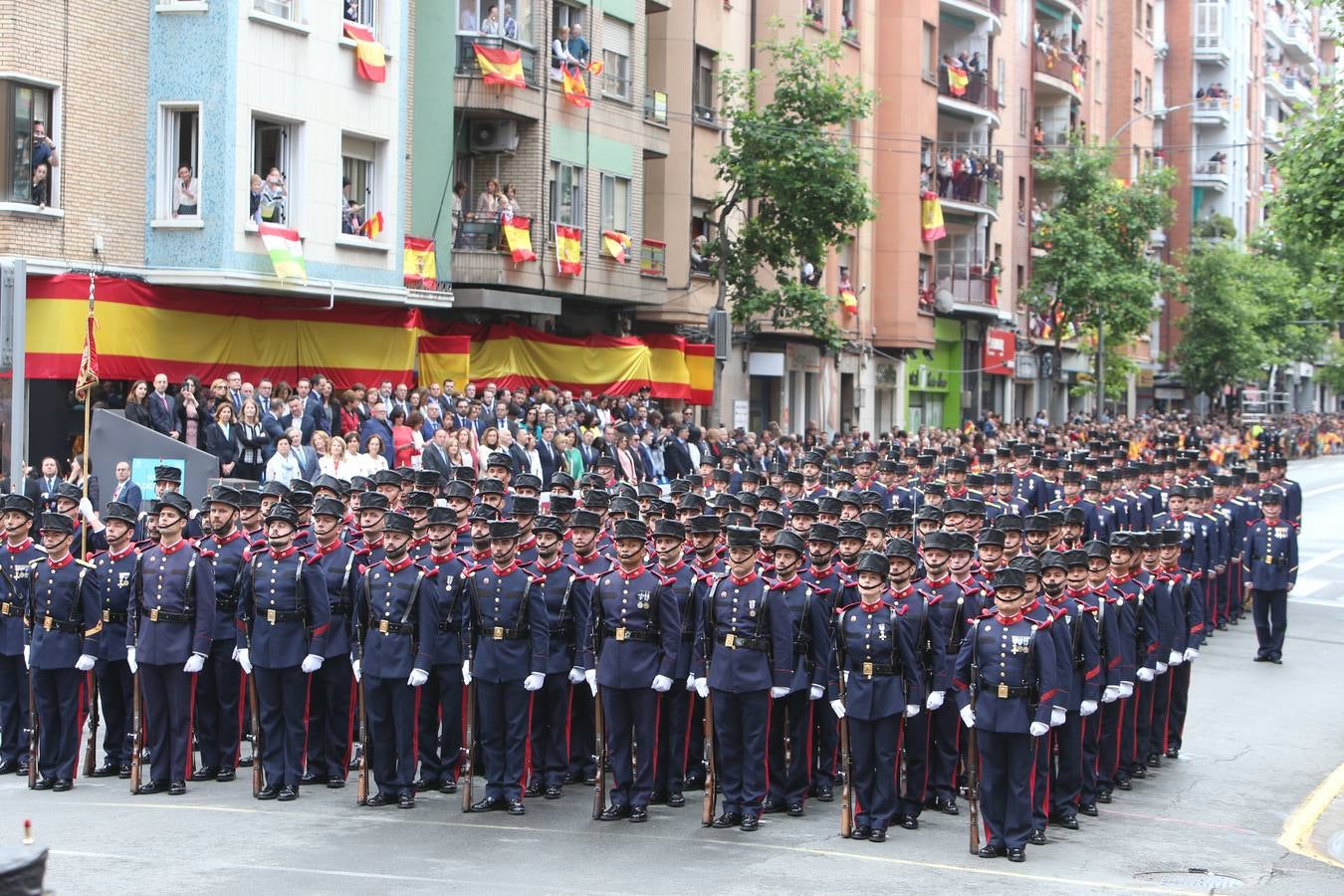 Los Reyes de España presidieron en Logroño el Desfile del Día de las Fuezas Armadas, en el que participaron hasta 2.678 militares.