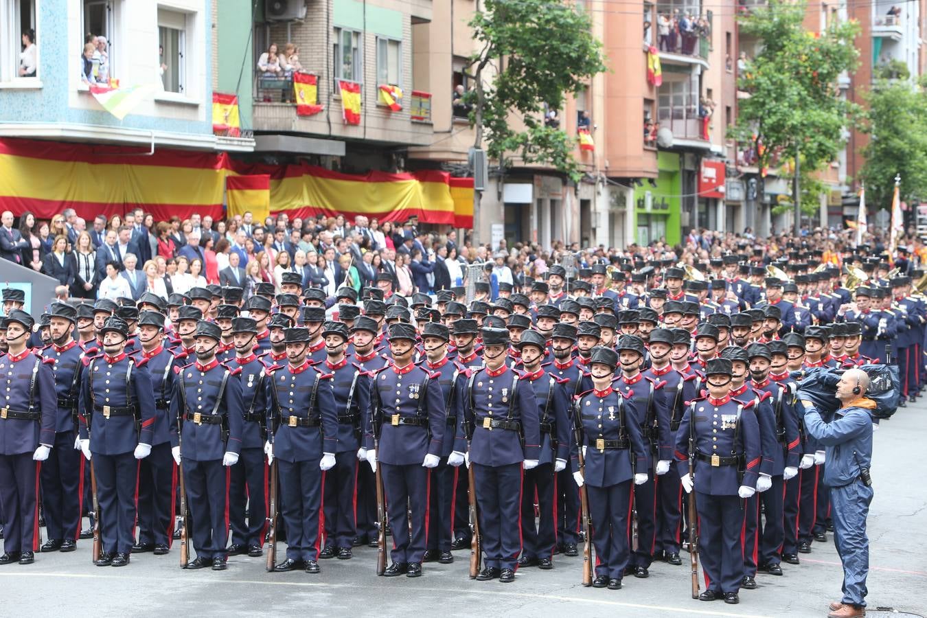 Los Reyes de España presidieron en Logroño el Desfile del Día de las Fuezas Armadas, en el que participaron hasta 2.678 militares.