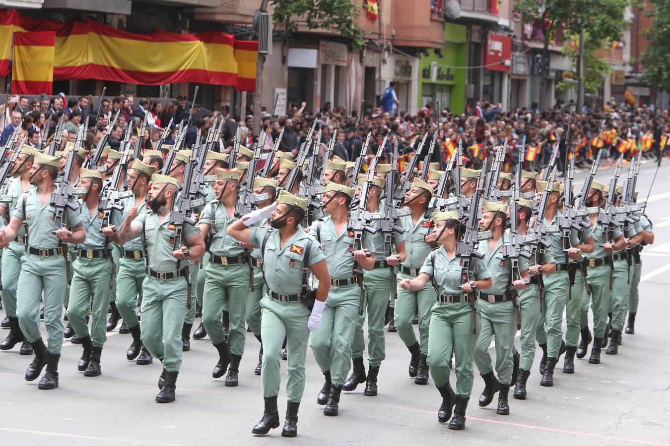 Los Reyes de España presidieron en Logroño el Desfile del Día de las Fuezas Armadas, en el que participaron hasta 2.678 militares.