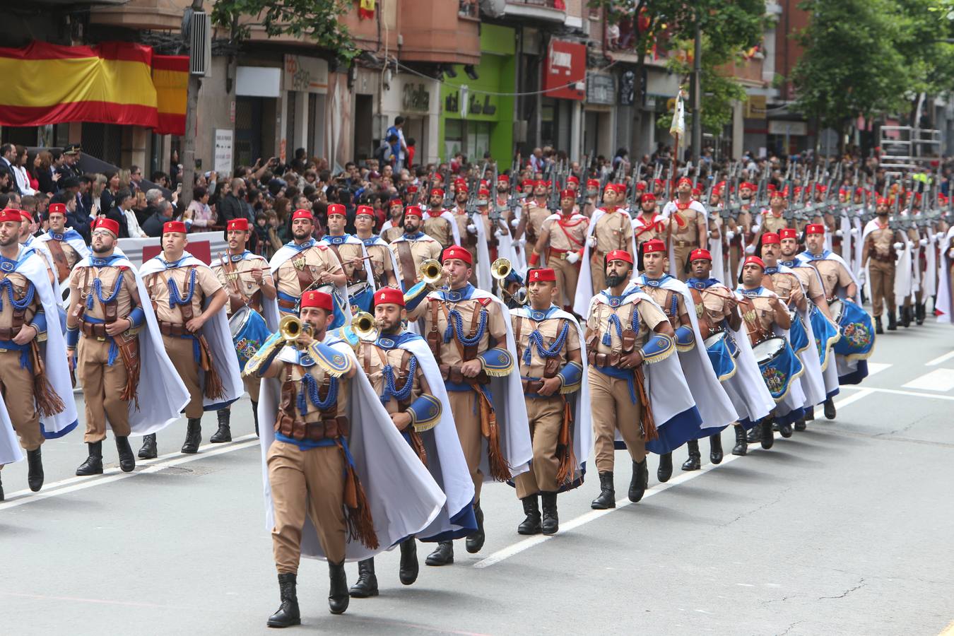 Los Reyes de España presidieron en Logroño el Desfile del Día de las Fuezas Armadas, en el que participaron hasta 2.678 militares.