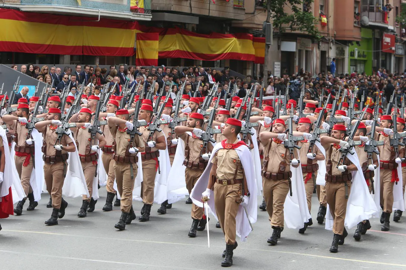 Los Reyes de España presidieron en Logroño el Desfile del Día de las Fuezas Armadas, en el que participaron hasta 2.678 militares.