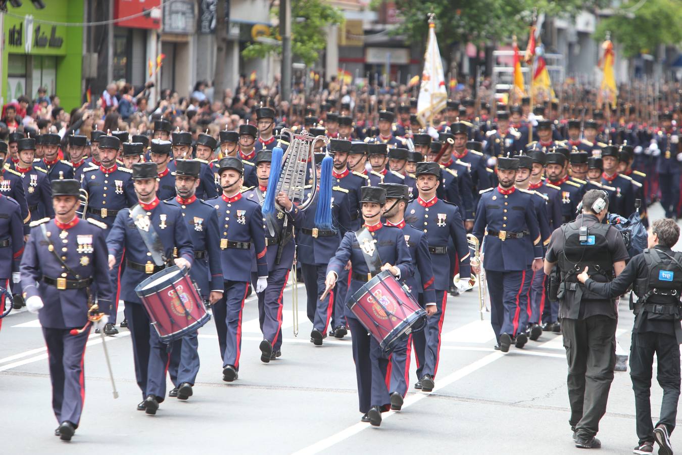 Los Reyes de España presidieron en Logroño el Desfile del Día de las Fuezas Armadas, en el que participaron hasta 2.678 militares.