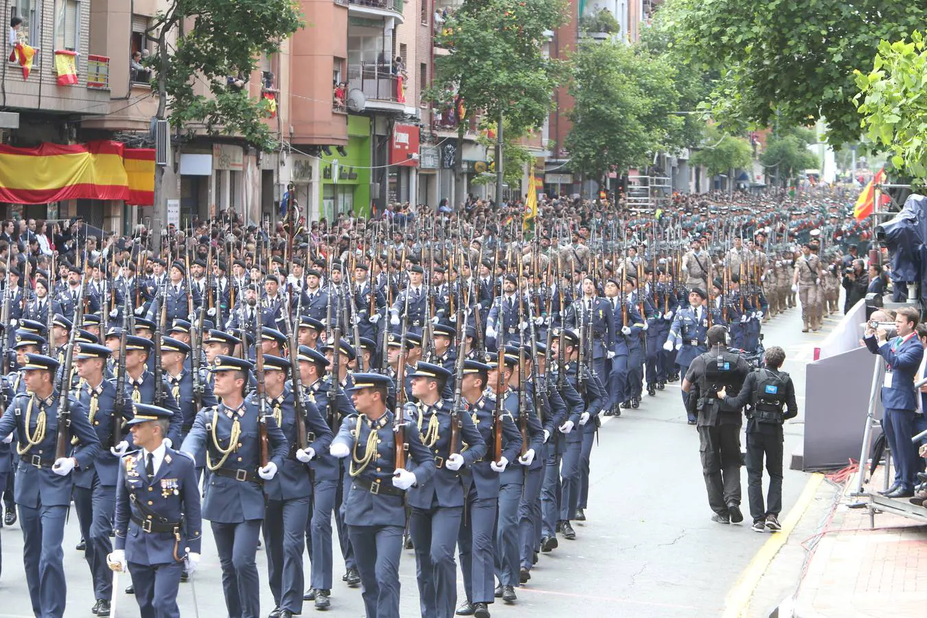 Los Reyes de España presidieron en Logroño el Desfile del Día de las Fuezas Armadas, en el que participaron hasta 2.678 militares.