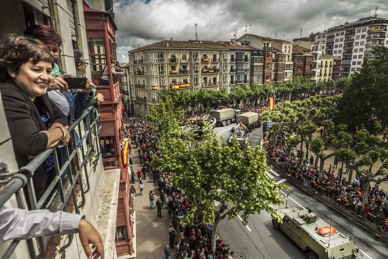 Los Reyes de España presidieron en Logroño el Desfile del Día de las Fuezas Armadas, que reunió a miles de asistentes.