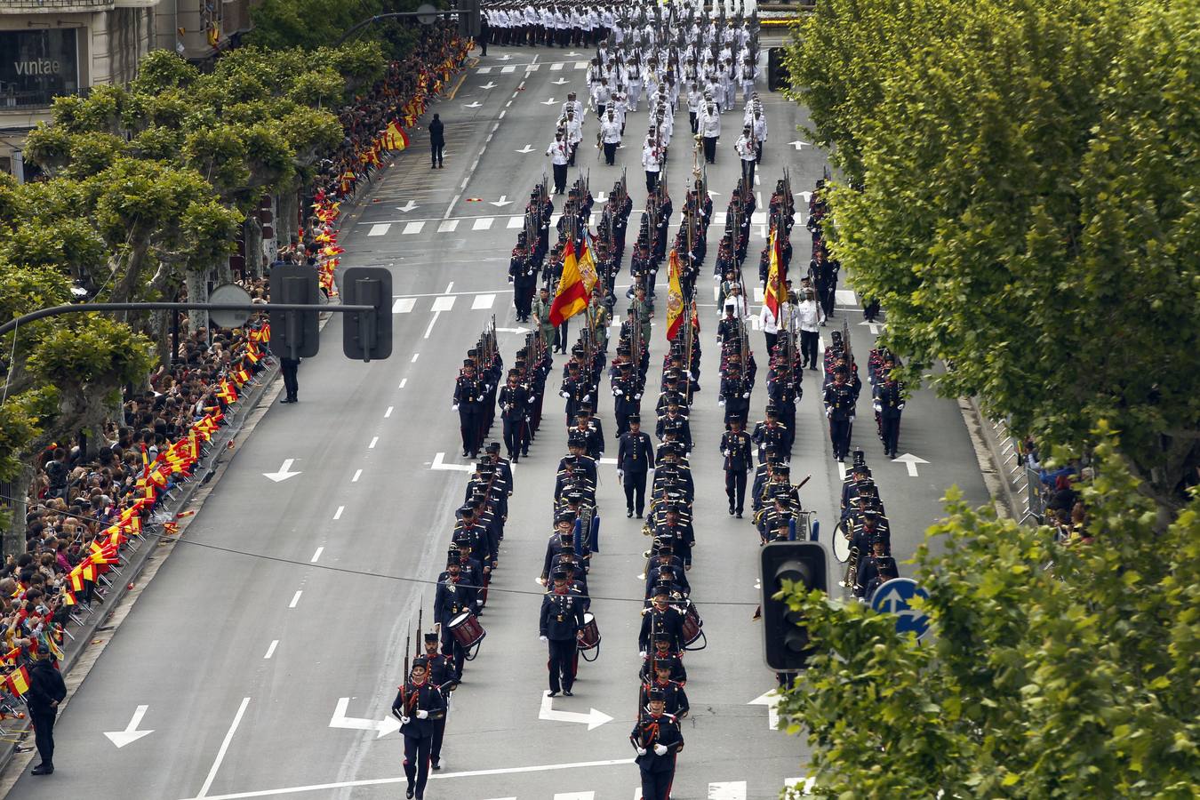 Los Reyes de España presidieron en Logroño el Desfile del Día de las Fuezas Armadas, que reunió a miles de asistentes.