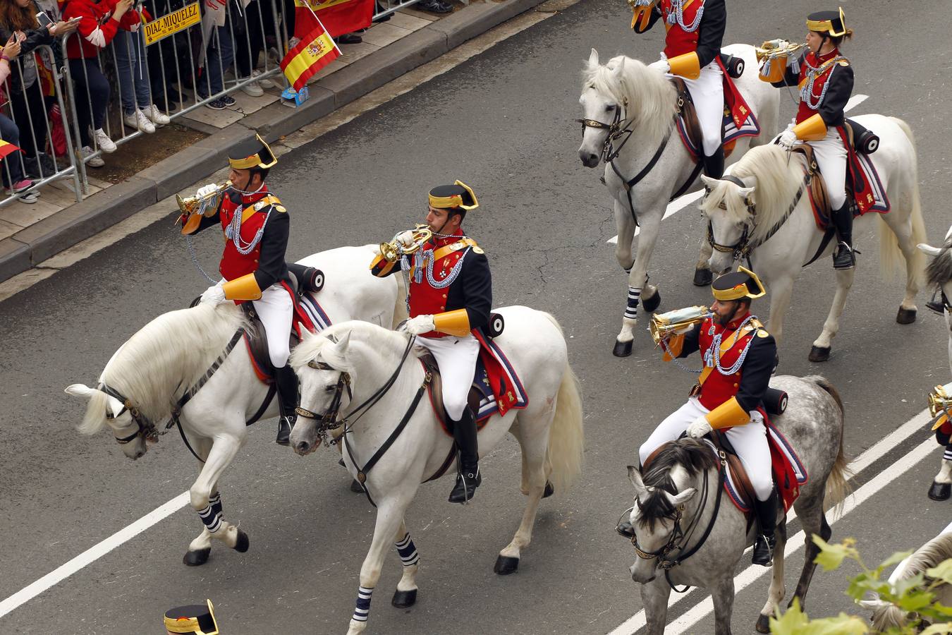 Los Reyes de España presidieron en Logroño el Desfile del Día de las Fuezas Armadas, que reunió a miles de asistentes.