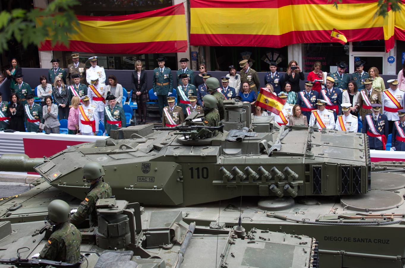 Emocionante Desfile del Día de las Fuerzas Armadas, que concgregó en Logroño a miles de personas.