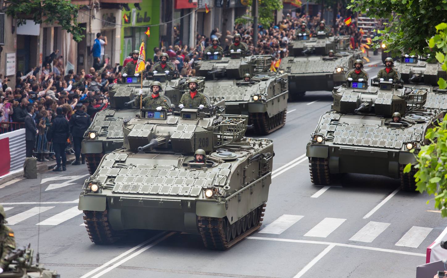 Emocionante Desfile del Día de las Fuerzas Armadas, que concgregó en Logroño a miles de personas.