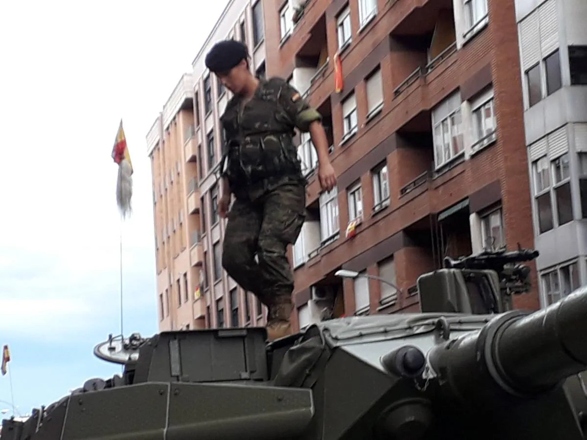 Logroño se vuelca con las Fuerzas Armadas en un impresionante desfile.