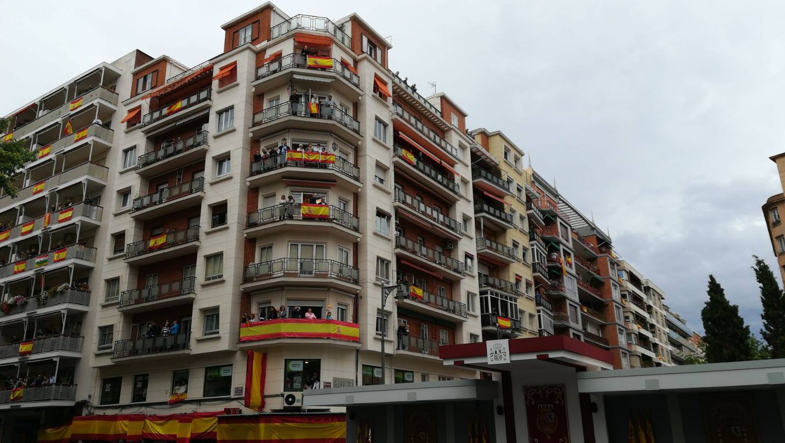 Logroño ha amanecido con lluvia, pero aún así numerosos espectadores comenzabana tomar posiciones mientras se preparaba el desfile.