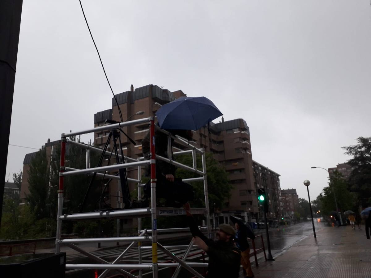 Logroño ha amanecido con lluvia, pero aún así numerosos espectadores comenzabana tomar posiciones mientras se preparaba el desfile.