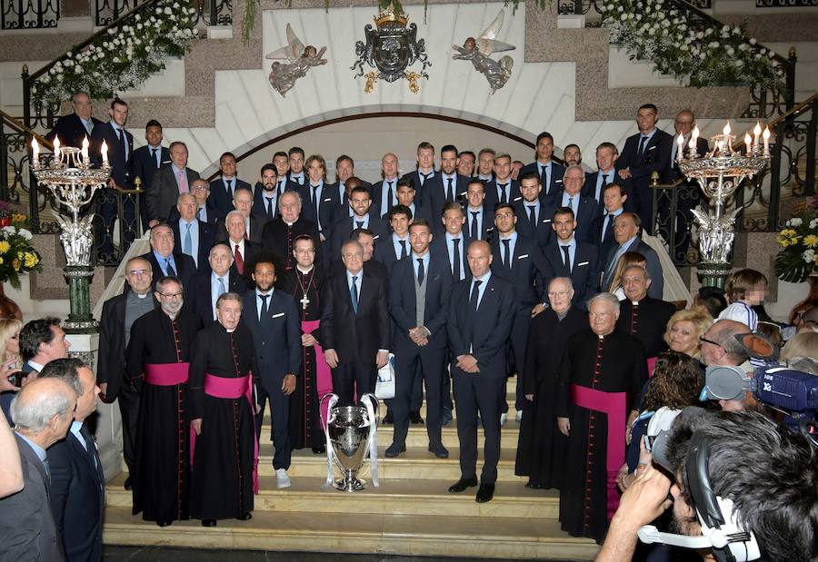 La comitiva blanca, con Florentino Pérez al frente, paseó la 'decimotercera' por las calles de la capital y festejó el título con los miles de aficionados que se reunieron en la fuente de Cibeles 