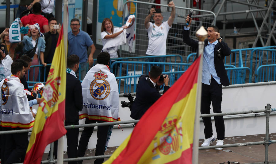 La comitiva blanca, con Florentino Pérez al frente, paseó la 'decimotercera' por las calles de la capital y festejó el título con los miles de aficionados que se reunieron en la fuente de Cibeles 