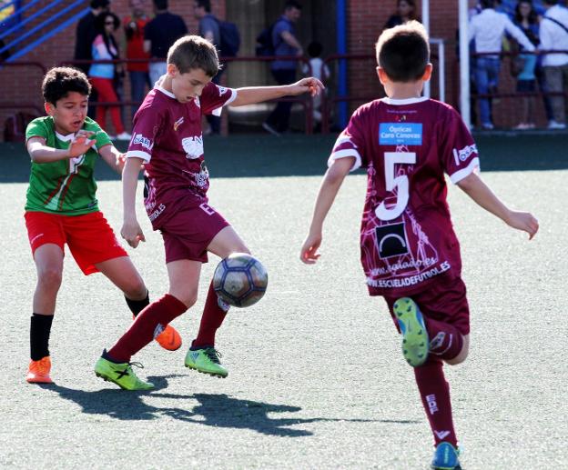 Logroño. Un jugador del EDF intenta controlar el esférico, en su torneo. :: jonathan herreros
