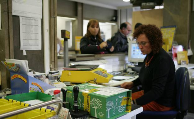 Servicio de paquetería en una oficina de Correos. 