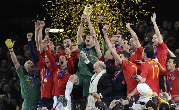 Casillas levanta el trofeo del Mundial logrado por España en Sudáfrica rodeado por sus compañeros.