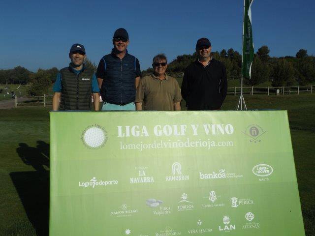 Los jugadores, preparados para la jornada de golf.