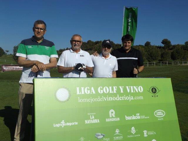 Los jugadores, preparados para la jornada de golf.